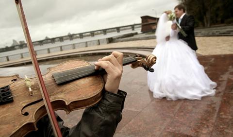 Nashville Wedding Musicians Couple dancing at wedding to live music is Nashville